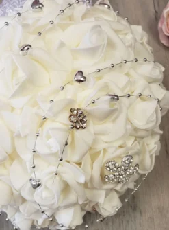 Bouquet de Mariée roses blanches et bijoux Blanc