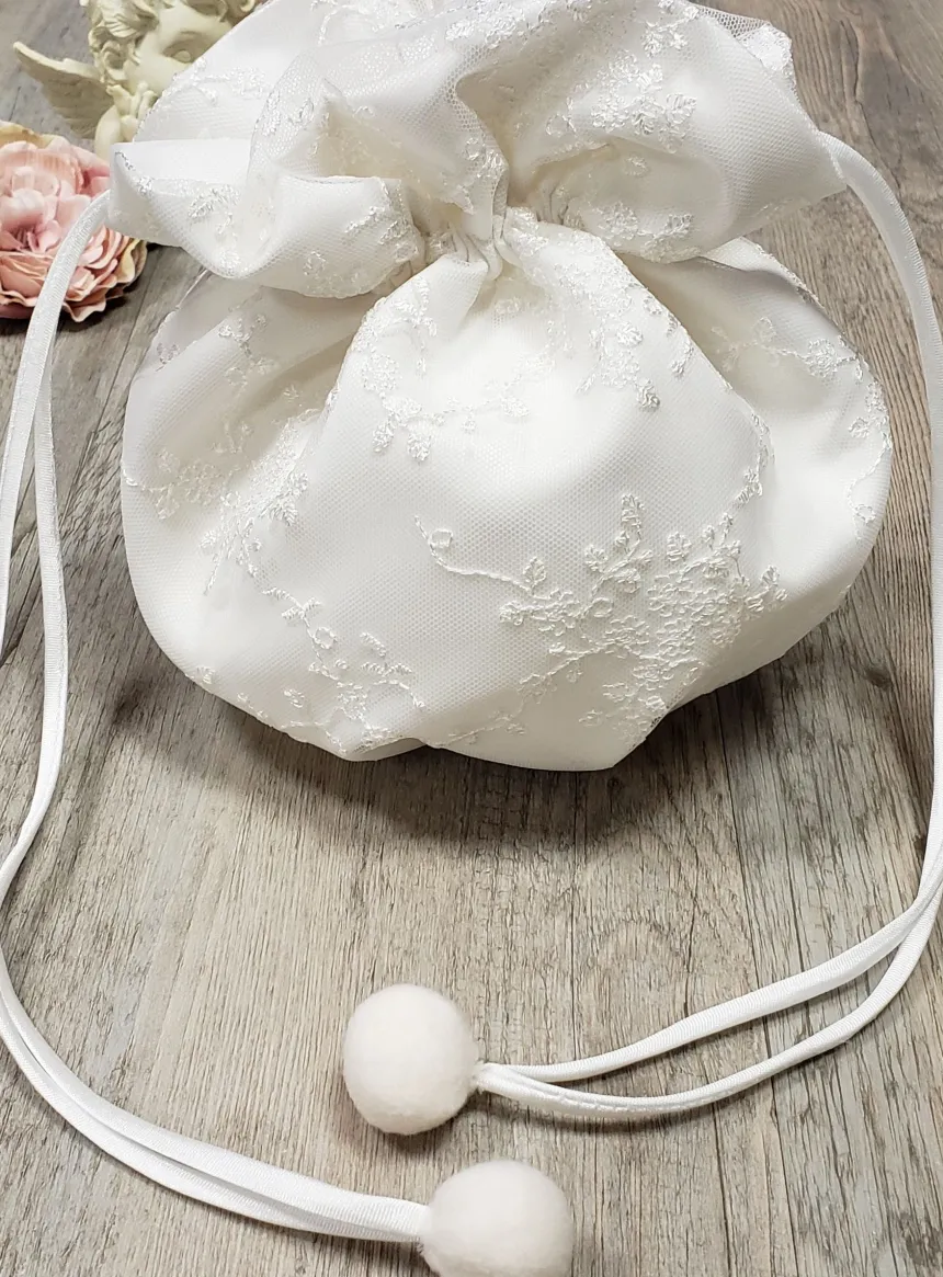 Bourse dentelle et pompons