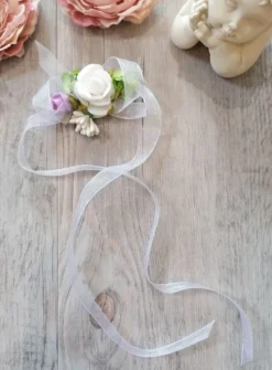 Bracelet demoiselle d'honneur fleur blanche et mauve Blanc