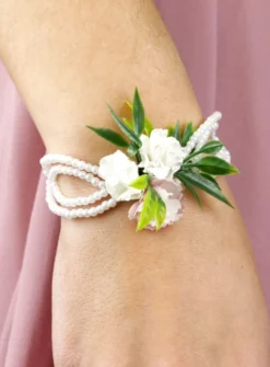 Bracelet demoiselle d'honneur perles nacré et fleurs Blanc