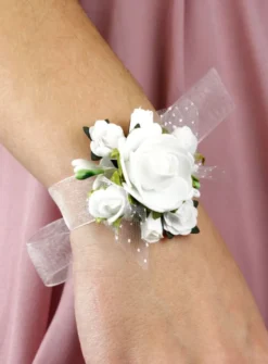 Bracelet demoiselle d'honneur fleurs blanches Blanc