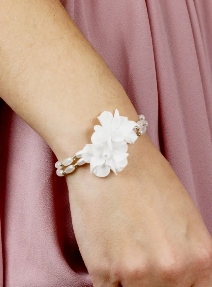 Bracelet demoiselle d'honneur ou de cérémonie perles et fleurs Blanc