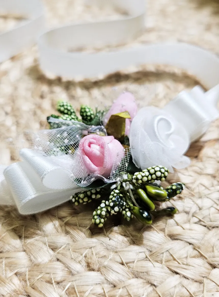 Bracelet fleuri pour demoiselle d'honneur ou communiante - Fait main