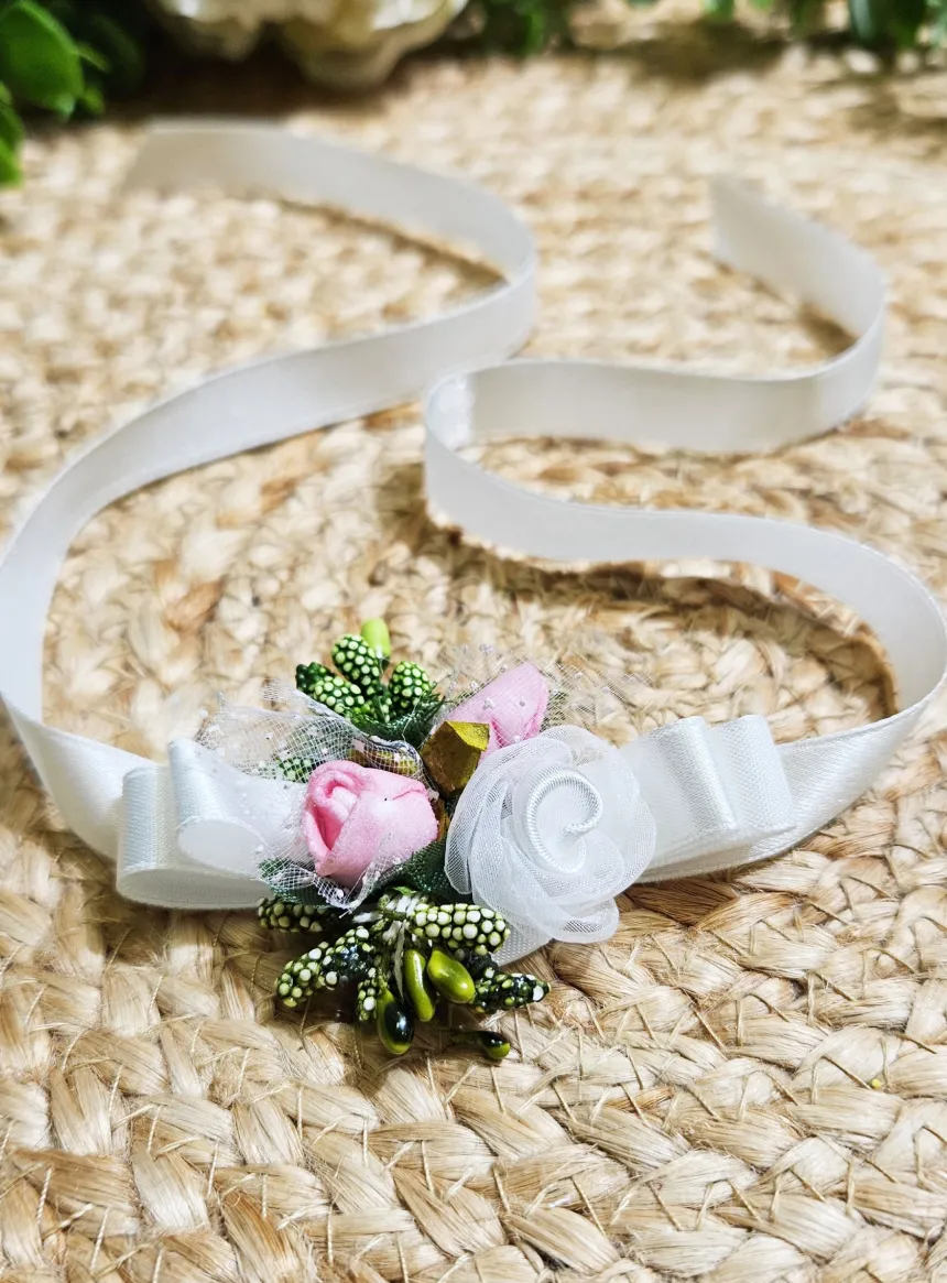 Bracelet fleuri pour demoiselle d'honneur ou communiante - Fait main