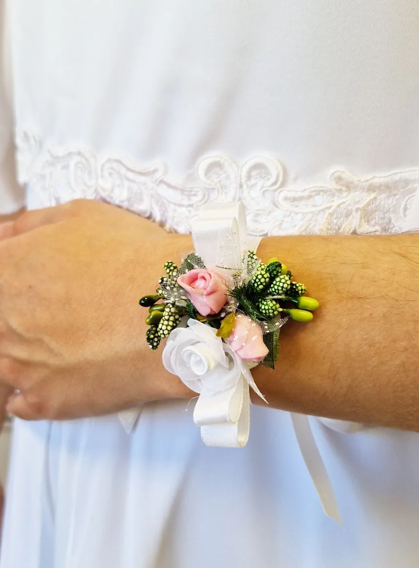 Bracelet fleuri pour demoiselle d'honneur ou communiante - Fait main