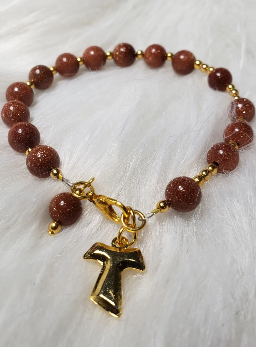 Bracelet religieux perles pierre de sable médaillon croix de St Antoine Marron