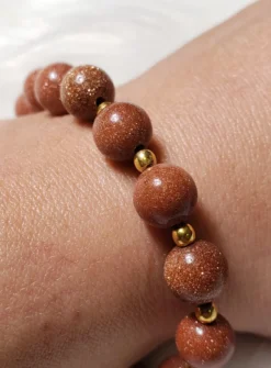 Bracelet religieux perles pierre de sable médaillon croix de St Antoine Marron