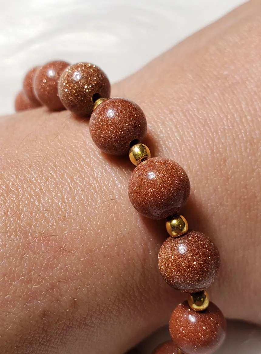 Bracelet religieux perles pierre de sable médaillon croix de St Antoine Marron