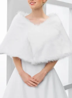 Cape femme fausse fourrure poils longs