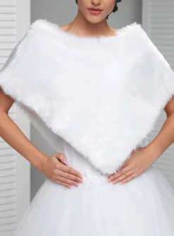Cape poncho femme fausse fourrure