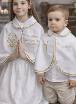 Cape satin blanc galon doré petit col