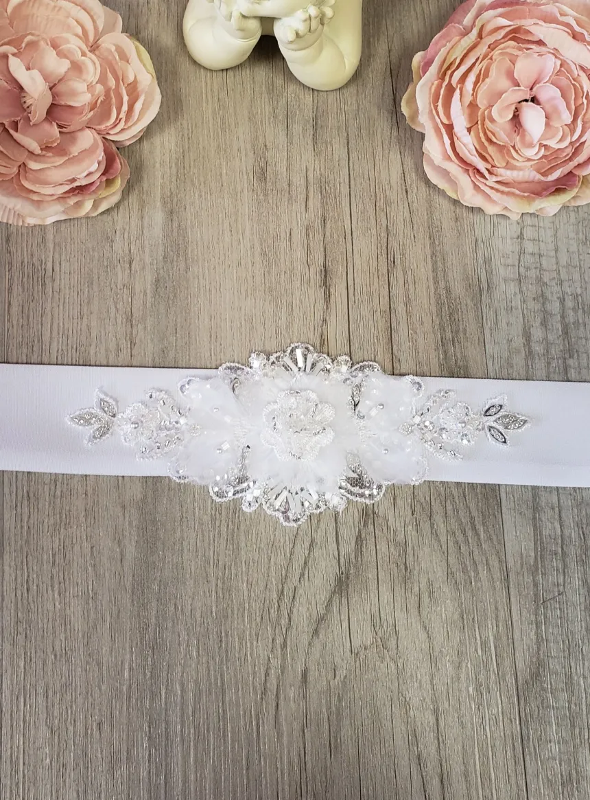 Ceinture dentelle perlée et fleurs centrée - Collection Création Blanc