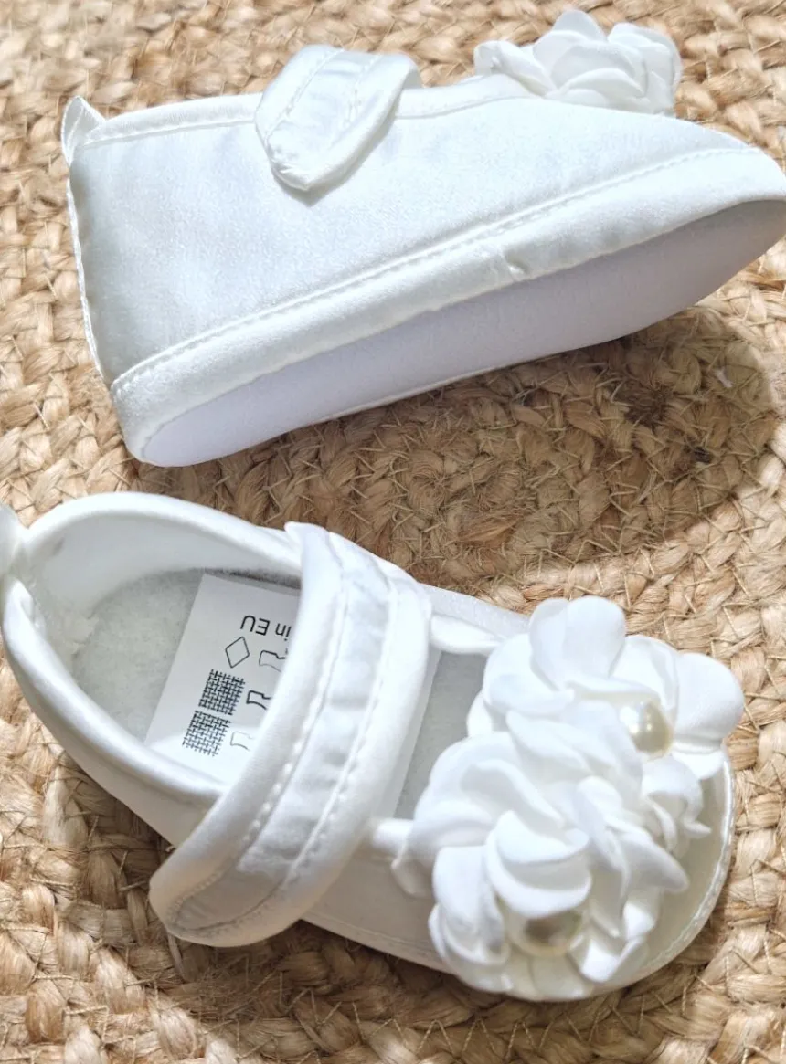 Chaussons de baptême bébé fille en satin ivoire – Fleurs et perles