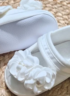 Chaussons de baptême bébé fille en satin ivoire – Fleurs et perles
