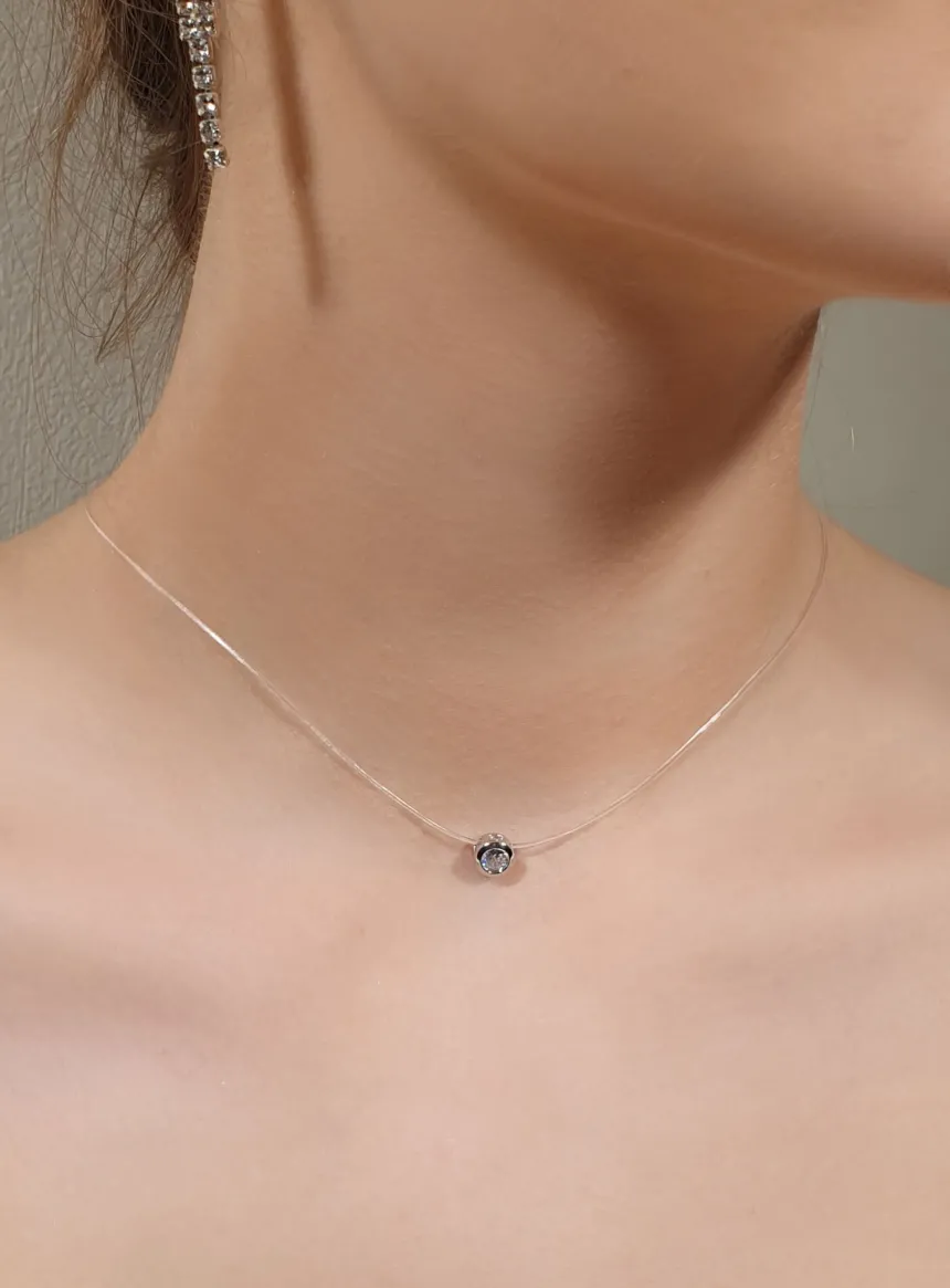 Collier fil de peche strass