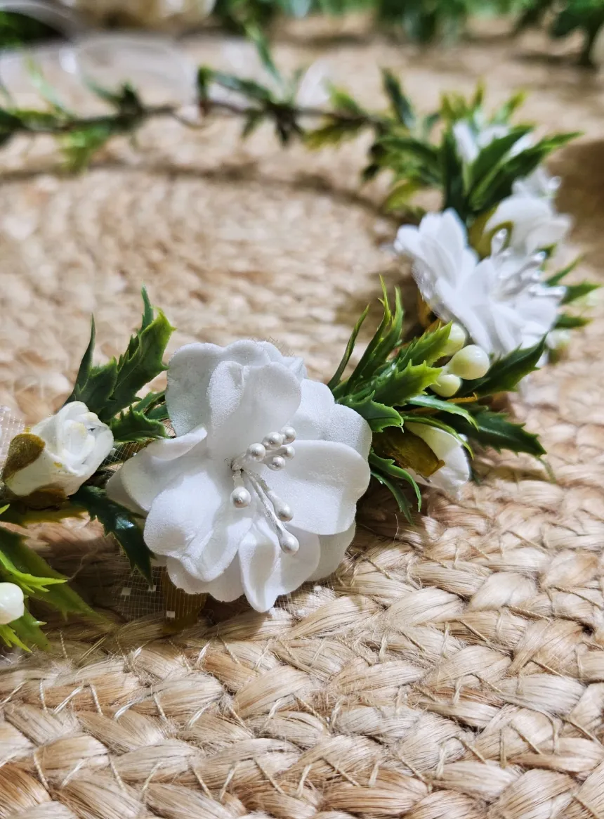 Couronne de Fleurs Blanches et Feuillage Verdoyant