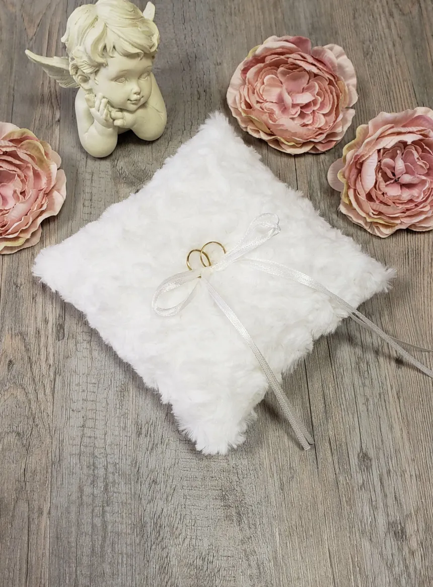 Coussin alliances en fourrure