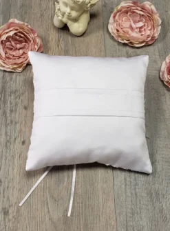 Coussin alliances fleurs et dentelle
