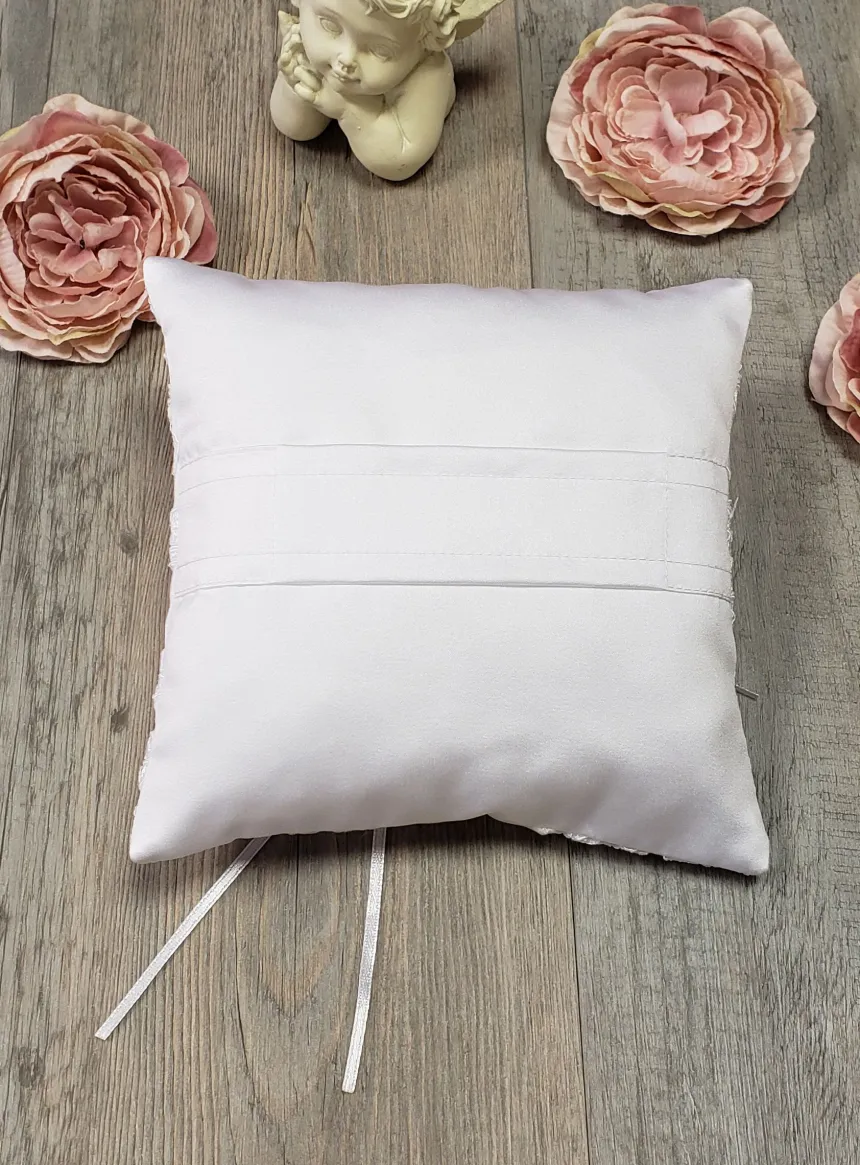 Coussin alliances fleurs et dentelle