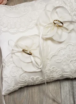 Coussin alliances fleurs et dentelle
