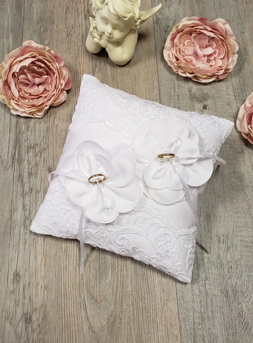 Coussin alliances fleurs et dentelle