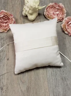 Coussin alliances fleurs et dentelle