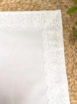 Linge de baptême et de naissance personnalisé avec dentelle anglaise