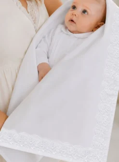 Linge de baptême et de naissance personnalisé avec dentelle anglaise