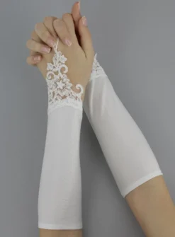 Mitaines mariage femme mi-long dentelle sur main