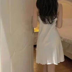 nuisette blanche en satin