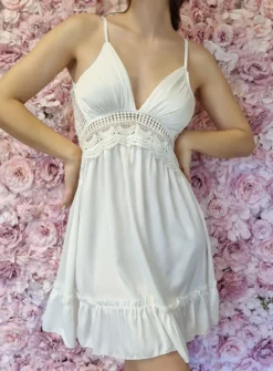 Nuisette dos dentelle et sexy femme