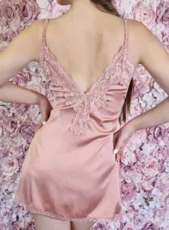 Nuisette satin sexy avec fentes et dentelle femme