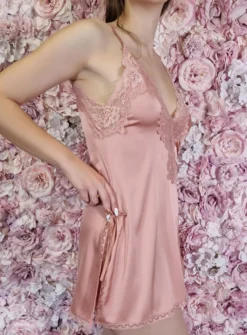 Nuisette satin sexy avec fentes et dentelle femme