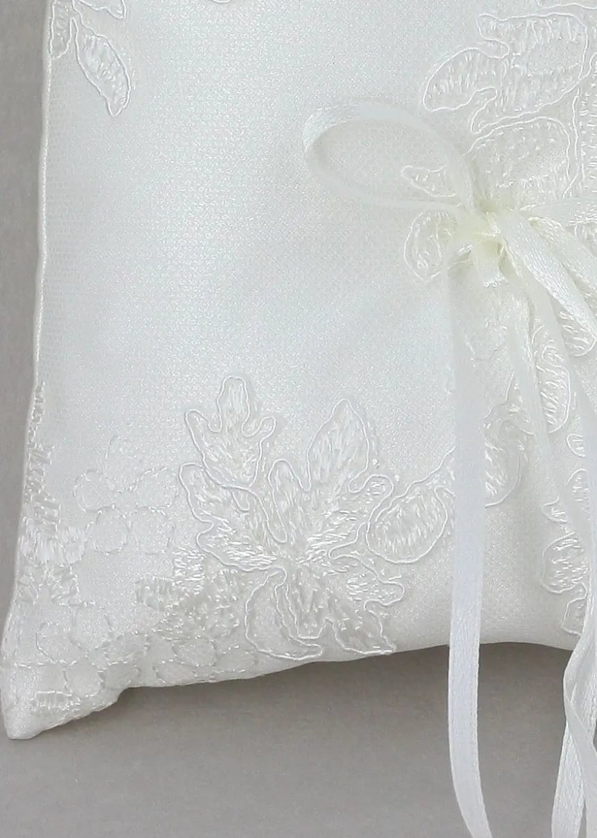 Petit coussin porte alliances en dentelle