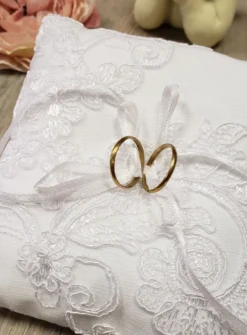 Petit coussin porte alliances en dentelle