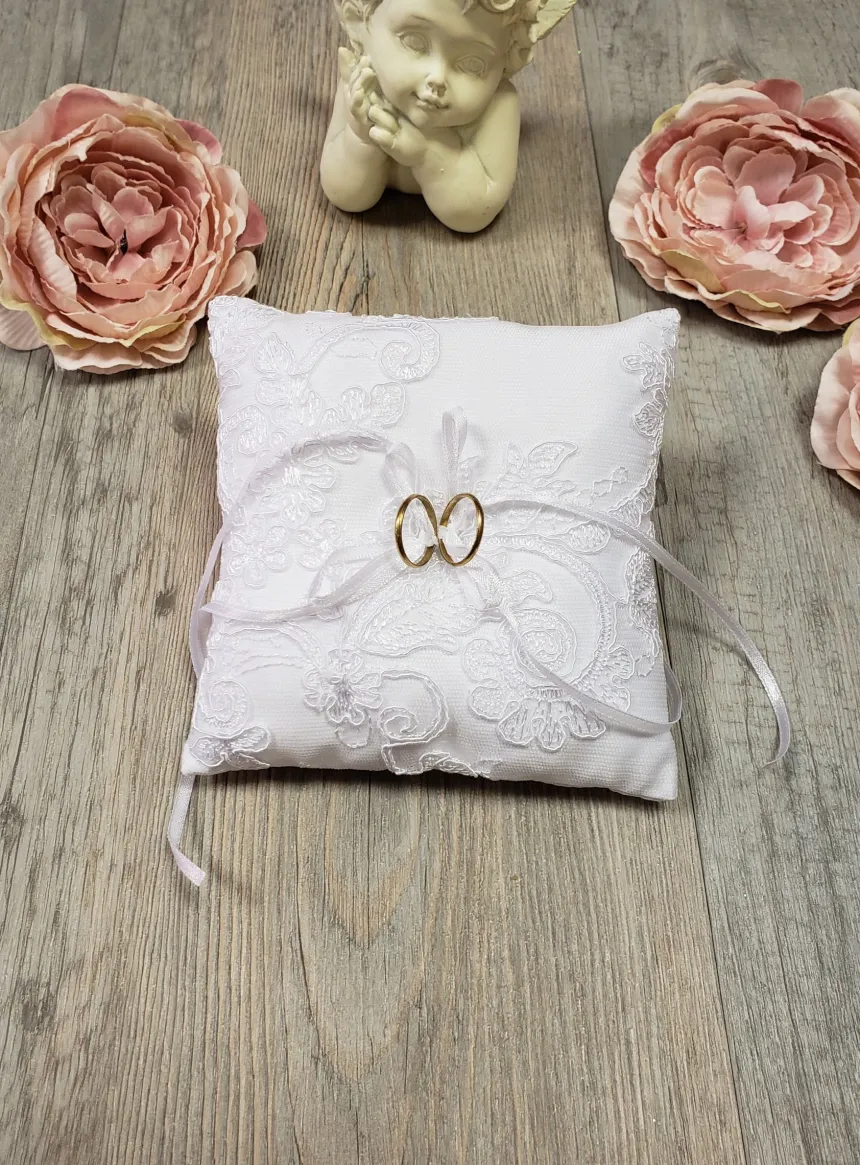 Petit coussin porte alliances en dentelle