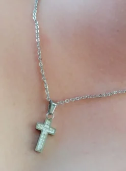 Petite croix avec strass avec chaine