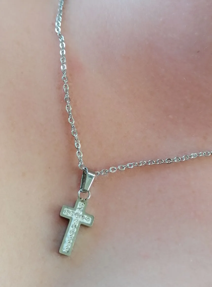 Petite croix avec strass avec chaine
