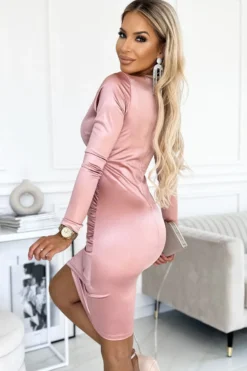 Robe de soirée courte avec manches longues en satin