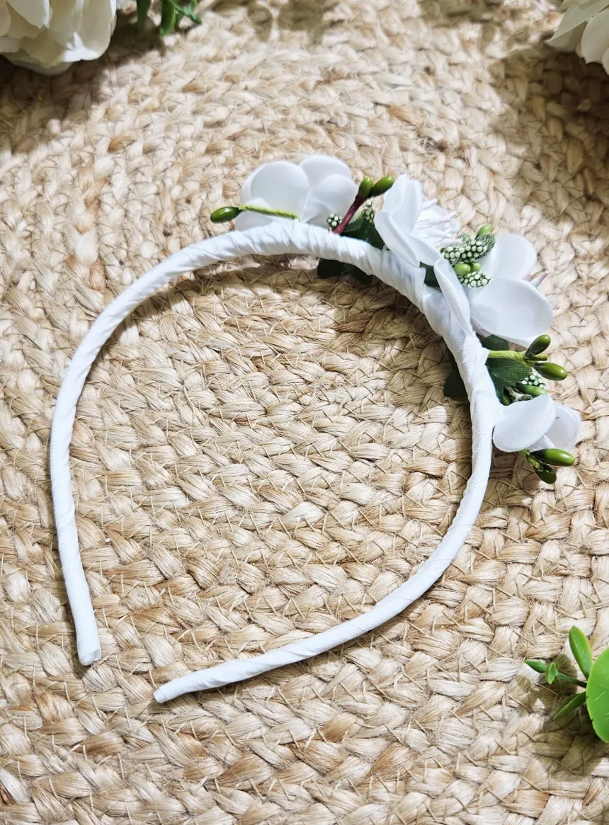 Serre-tête de fleurs blanches et feuillage