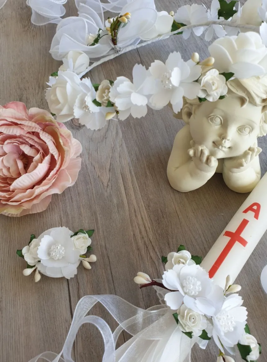 Set Communion : couronne, broche, nśud de cierge et bracelet fleurs blanches