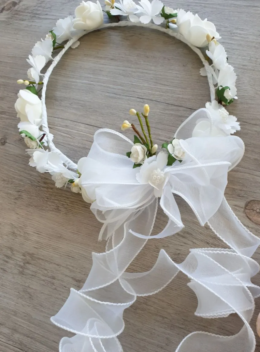 Set Communion : couronne, broche, nśud de cierge et bracelet fleurs blanches