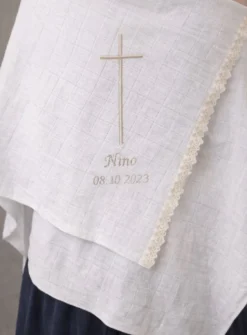 Un lange de baptême personnalisé au style rétro et intemporel