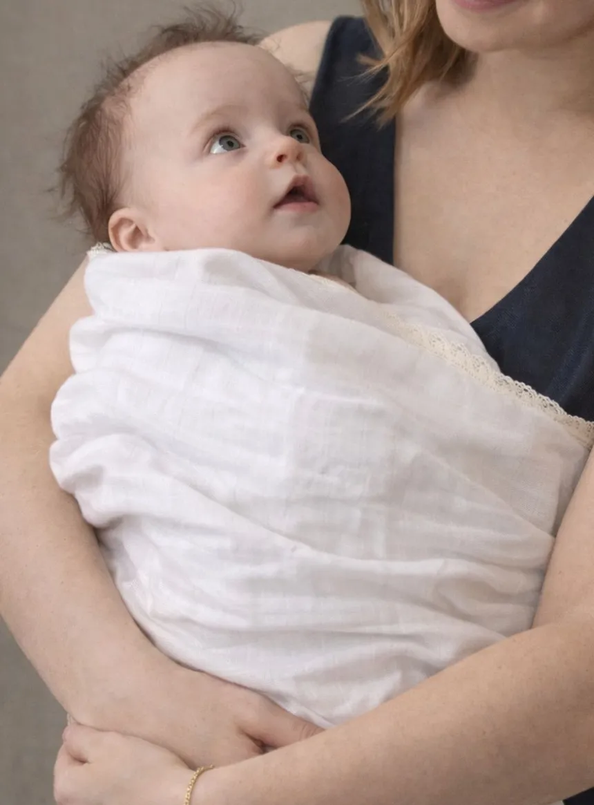 Un lange de baptême personnalisé au style rétro et intemporel