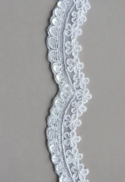Voile de mariée dentelle cousue sur le bas